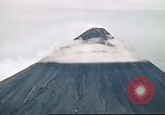 Standbild Mayon Vulkan umgeben von Wolken emitting Rauchwolke Luzon Philippinen, 1941, aus Sekunde 21 historischem Filmmaterial Videoclip 65675060829