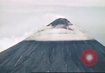 Standbild Mayon Vulkan umgeben von Wolken emitting Rauchwolke Luzon Philippinen, 1941, aus Sekunde 22 historischem Filmmaterial Videoclip 65675060829
