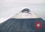 Standbild Mayon Vulkan umgeben von Wolken emitting Rauchwolke Luzon Philippinen, 1941, aus Sekunde 23 historischem Filmmaterial Videoclip 65675060829