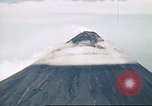 Standbild Mayon Vulkan umgeben von Wolken emitting Rauchwolke Luzon Philippinen, 1941, aus Sekunde 24 historischem Filmmaterial Videoclip 65675060829