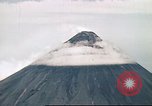 Standbild Mayon Vulkan umgeben von Wolken emitting Rauchwolke Luzon Philippinen, 1941, aus Sekunde 25 historischem Filmmaterial Videoclip 65675060829