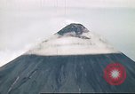 Standbild Mayon Vulkan umgeben von Wolken emitting Rauchwolke Luzon Philippinen, 1941, aus Sekunde 28 historischem Filmmaterial Videoclip 65675060829