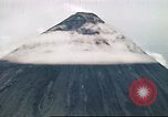 Standbild Mayon Vulkan umgeben von Wolken emitting Rauchwolke Luzon Philippinen, 1941, aus Sekunde 30 historischem Filmmaterial Videoclip 65675060829
