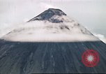 Standbild Mayon Vulkan umgeben von Wolken emitting Rauchwolke Luzon Philippinen, 1941, aus Sekunde 31 historischem Filmmaterial Videoclip 65675060829