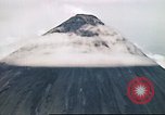 Standbild Mayon Vulkan umgeben von Wolken emitting Rauchwolke Luzon Philippinen, 1941, aus Sekunde 32 historischem Filmmaterial Videoclip 65675060829