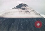 Standbild Mayon Vulkan umgeben von Wolken emitting Rauchwolke Luzon Philippinen, 1941, aus Sekunde 33 historischem Filmmaterial Videoclip 65675060829