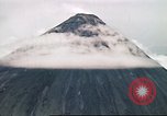 Standbild Mayon Vulkan umgeben von Wolken emitting Rauchwolke Luzon Philippinen, 1941, aus Sekunde 34 historischem Filmmaterial Videoclip 65675060829
