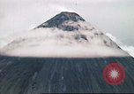 Standbild Mayon Vulkan umgeben von Wolken emitting Rauchwolke Luzon Philippinen, 1941, aus Sekunde 35 historischem Filmmaterial Videoclip 65675060829
