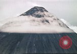 Standbild Mayon Vulkan umgeben von Wolken emitting Rauchwolke Luzon Philippinen, 1941, aus Sekunde 36 historischem Filmmaterial Videoclip 65675060829