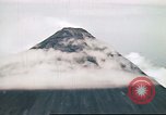 Standbild Mayon Vulkan umgeben von Wolken emitting Rauchwolke Luzon Philippinen, 1941, aus Sekunde 37 historischem Filmmaterial Videoclip 65675060829