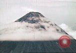 Standbild Mayon Vulkan umgeben von Wolken emitting Rauchwolke Luzon Philippinen, 1941, aus Sekunde 38 historischem Filmmaterial Videoclip 65675060829