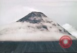 Standbild Mayon Vulkan umgeben von Wolken emitting Rauchwolke Luzon Philippinen, 1941, aus Sekunde 39 historischem Filmmaterial Videoclip 65675060829