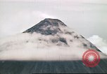 Standbild Mayon Vulkan umgeben von Wolken emitting Rauchwolke Luzon Philippinen, 1941, aus Sekunde 40 historischem Filmmaterial Videoclip 65675060829