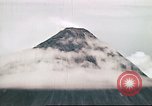 Standbild Mayon Vulkan umgeben von Wolken emitting Rauchwolke Luzon Philippinen, 1941, aus Sekunde 41 historischem Filmmaterial Videoclip 65675060829