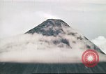 Standbild Mayon Vulkan umgeben von Wolken emitting Rauchwolke Luzon Philippinen, 1941, aus Sekunde 42 historischem Filmmaterial Videoclip 65675060829