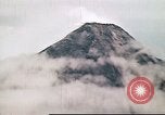Standbild Mayon Vulkan umgeben von Wolken emitting Rauchwolke Luzon Philippinen, 1941, aus Sekunde 43 historischem Filmmaterial Videoclip 65675060829