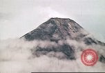 Standbild Mayon Vulkan umgeben von Wolken emitting Rauchwolke Luzon Philippinen, 1941, aus Sekunde 44 historischem Filmmaterial Videoclip 65675060829