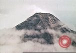 Standbild Mayon Vulkan umgeben von Wolken emitting Rauchwolke Luzon Philippinen, 1941, aus Sekunde 45 historischem Filmmaterial Videoclip 65675060829