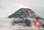 Standbild Mayon Vulkan umgeben von Wolken emitting Rauchwolke Luzon Philippinen, 1941, aus Sekunde 46 historischem Filmmaterial Videoclip 65675060829