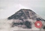 Standbild Mayon Vulkan umgeben von Wolken emitting Rauchwolke Luzon Philippinen, 1941, aus Sekunde 47 historischem Filmmaterial Videoclip 65675060829