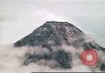 Standbild Mayon Vulkan umgeben von Wolken emitting Rauchwolke Luzon Philippinen, 1941, aus Sekunde 48 historischem Filmmaterial Videoclip 65675060829