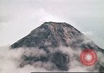 Standbild Mayon Vulkan umgeben von Wolken emitting Rauchwolke Luzon Philippinen, 1941, aus Sekunde 49 historischem Filmmaterial Videoclip 65675060829