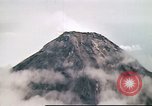 Standbild Mayon Vulkan umgeben von Wolken emitting Rauchwolke Luzon Philippinen, 1941, aus Sekunde 50 historischem Filmmaterial Videoclip 65675060829