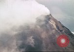 Standbild Mayon Vulkan umgeben von Wolken emitting Rauchwolke Luzon Philippinen, 1941, aus Sekunde 53 historischem Filmmaterial Videoclip 65675060829