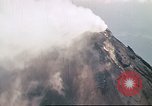 Standbild Mayon Vulkan umgeben von Wolken emitting Rauchwolke Luzon Philippinen, 1941, aus Sekunde 56 historischem Filmmaterial Videoclip 65675060829