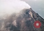 Standbild Mayon Vulkan umgeben von Wolken emitting Rauchwolke Luzon Philippinen, 1941, aus Sekunde 57 historischem Filmmaterial Videoclip 65675060829