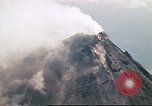 Standbild Mayon Vulkan umgeben von Wolken emitting Rauchwolke Luzon Philippinen, 1941, aus Sekunde 59 historischem Filmmaterial Videoclip 65675060829