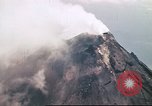 Standbild Mayon Vulkan umgeben von Wolken emitting Rauchwolke Luzon Philippinen, 1941, aus Sekunde 60 historischem Filmmaterial Videoclip 65675060829
