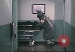 Standbild USA Mediziner California United States USA, 1976, aus Sekunde 12 historischem Filmmaterial Videoclip 65675060881