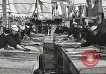 Standbild US Navy Matrosen waschen Kleidung United States USA, 1923, aus Sekunde 12 historischem Filmmaterial Videoclip 65675060979