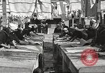 Standbild US Navy Matrosen waschen Kleidung United States USA, 1923, aus Sekunde 16 historischem Filmmaterial Videoclip 65675060979