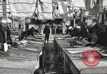 Standbild US Navy Matrosen waschen Kleidung United States USA, 1923, aus Sekunde 21 historischem Filmmaterial Videoclip 65675060979