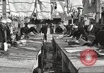 Standbild US Navy Matrosen waschen Kleidung United States USA, 1923, aus Sekunde 22 historischem Filmmaterial Videoclip 65675060979