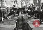 Standbild US Navy Matrosen waschen Kleidung United States USA, 1923, aus Sekunde 23 historischem Filmmaterial Videoclip 65675060979