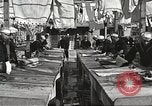 Standbild US Navy Matrosen waschen Kleidung United States USA, 1923, aus Sekunde 24 historischem Filmmaterial Videoclip 65675060979