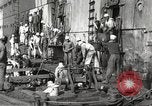 Standbild US Navy Matrosen waschen Kleidung United States USA, 1923, aus Sekunde 46 historischem Filmmaterial Videoclip 65675060979
