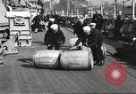 Standbild Segler rollende Fässer New York United States USA, 1922, aus Sekunde 3 historischem Filmmaterial Videoclip 65675060983