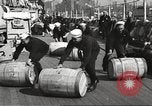 Standbild Segler rollende Fässer New York United States USA, 1922, aus Sekunde 4 historischem Filmmaterial Videoclip 65675060983