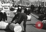 Standbild Segler rollende Fässer New York United States USA, 1922, aus Sekunde 5 historischem Filmmaterial Videoclip 65675060983