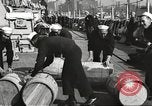 Standbild Segler rollende Fässer New York United States USA, 1922, aus Sekunde 7 historischem Filmmaterial Videoclip 65675060983