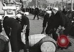 Standbild Segler rollende Fässer New York United States USA, 1922, aus Sekunde 8 historischem Filmmaterial Videoclip 65675060983