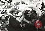 Standbild Segler rollende Fässer New York United States USA, 1922, aus Sekunde 9 historischem Filmmaterial Videoclip 65675060983