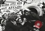 Standbild Segler rollende Fässer New York United States USA, 1922, aus Sekunde 20 historischem Filmmaterial Videoclip 65675060983