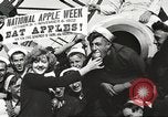 Standbild Segler rollende Fässer New York United States USA, 1922, aus Sekunde 28 historischem Filmmaterial Videoclip 65675060983