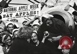Standbild Segler rollende Fässer New York United States USA, 1922, aus Sekunde 33 historischem Filmmaterial Videoclip 65675060983