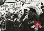 Standbild Segler rollende Fässer New York United States USA, 1922, aus Sekunde 38 historischem Filmmaterial Videoclip 65675060983